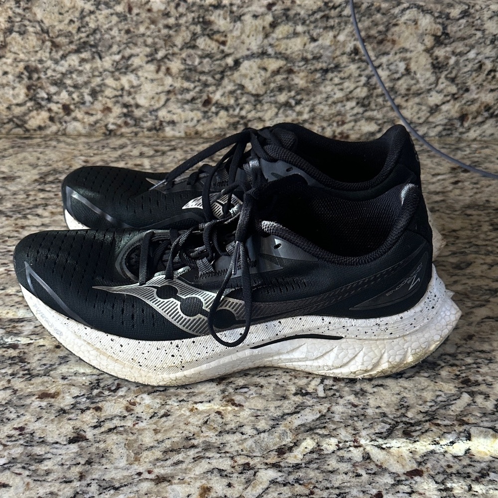 Men’s Saucony ENDORPHIN SPEED Size 9.5 Black and White Running Shoes
